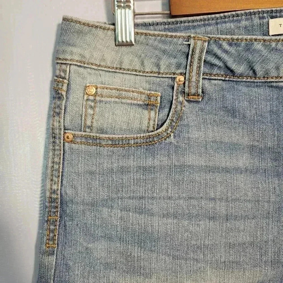 Truth + Theory Size 10 Classic Roll Raw Hem Light Denim Blue Jean Shorts - Picture 2 of 10
